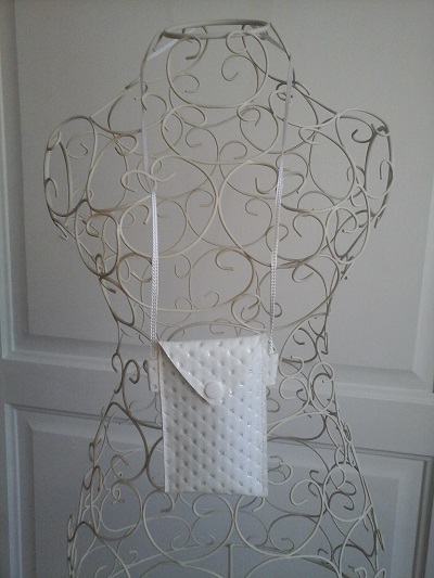 etui mobile collier blanc brilant